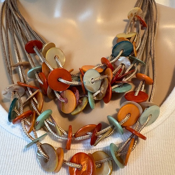 Shell button necklace - Picture 4 of 7